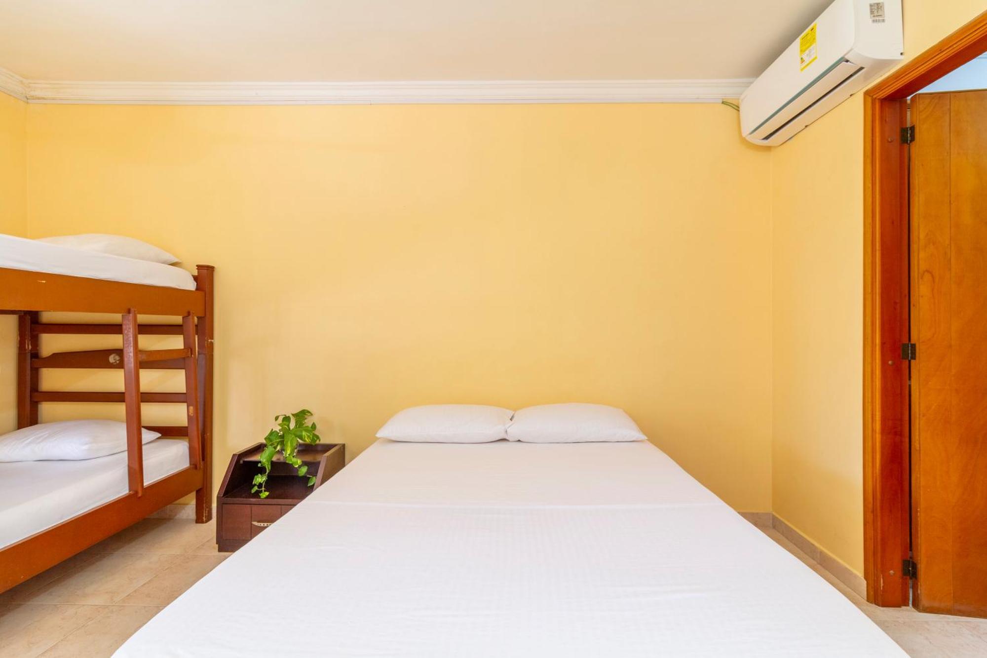 Hostal Cartagonova - Habitaciones Privadas Y Amplias Cerca A Zonas Turisticas Cartagena Exterior photo